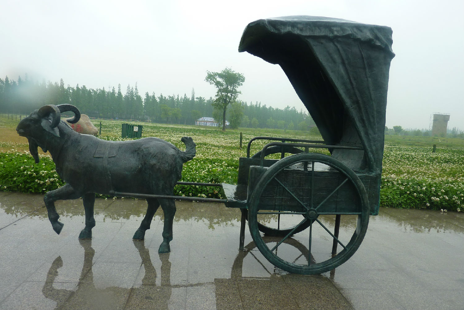 江蘇泰州動(dòng)物雕塑“羊拉車(chē)”